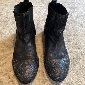 Cool Donald Pliner booties